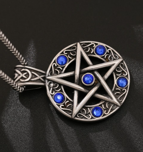 Pendentif pentacle argenté avec pierres bleues sur fond noir