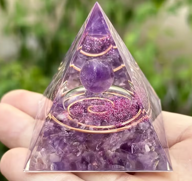 Pyramide violette avec sphère centrale et spirale dorée
